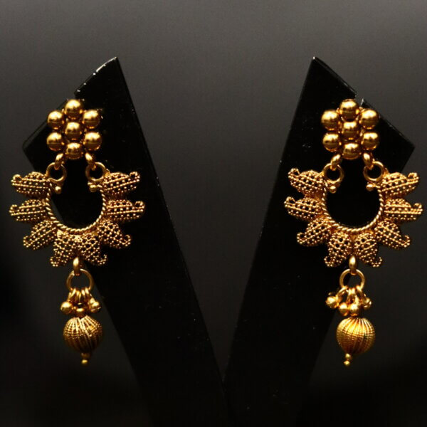 Amvika Close-Neck Necklace - Image 4